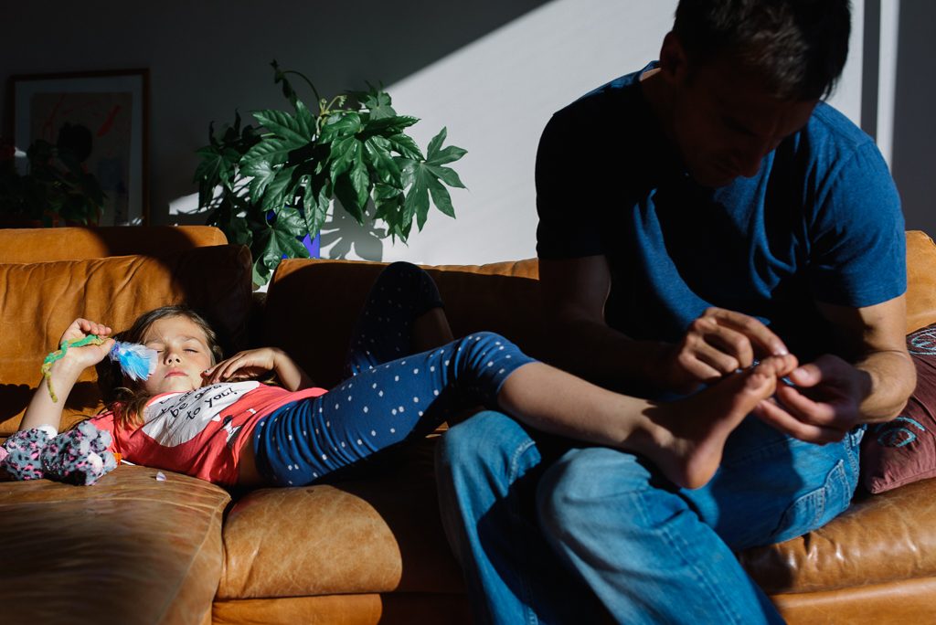 london family photographer child hurts foot