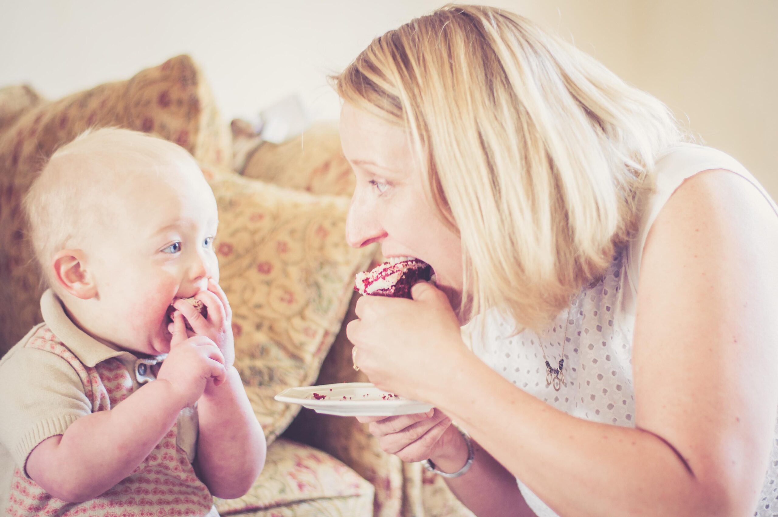mum and child eating cake