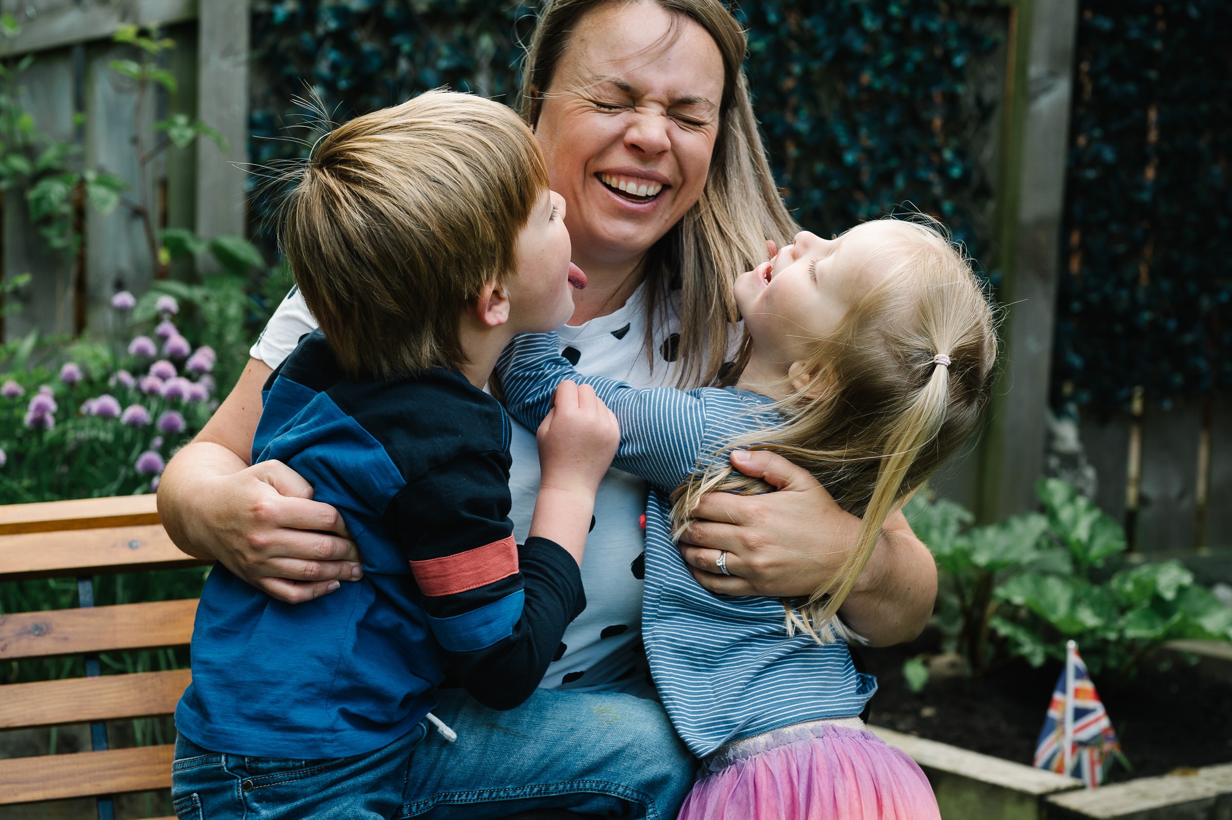 The Dawson Family Children giving mum kisses